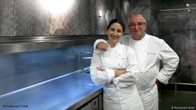 Elena Arzak und ihrer Vater, Juan Mari Arzak, spanische Sterneköche des baskischen Restaurant „Arzak“ (drei Michelinsterne), in San Sebastian. Juan Mari Arzak ist der Pionier der Avantgarde Küche in Spanien. Foto: Restaurant Arzak, Zulieferer: Lydia Aranda Barandiain, eingepflegt: September 2011