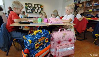 Szene aus dem Unterricht der Klasse 1a der Grundschule am Hollerbusch in Berlin Ganztagsschule Kinder Erziehung