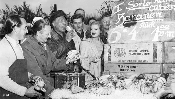 Hildegard Knef und Hans Albers, dritter von links, während der Pause bei den Außenaufnahmen zu dem Film "Nachts auf den Straßen" (1951)